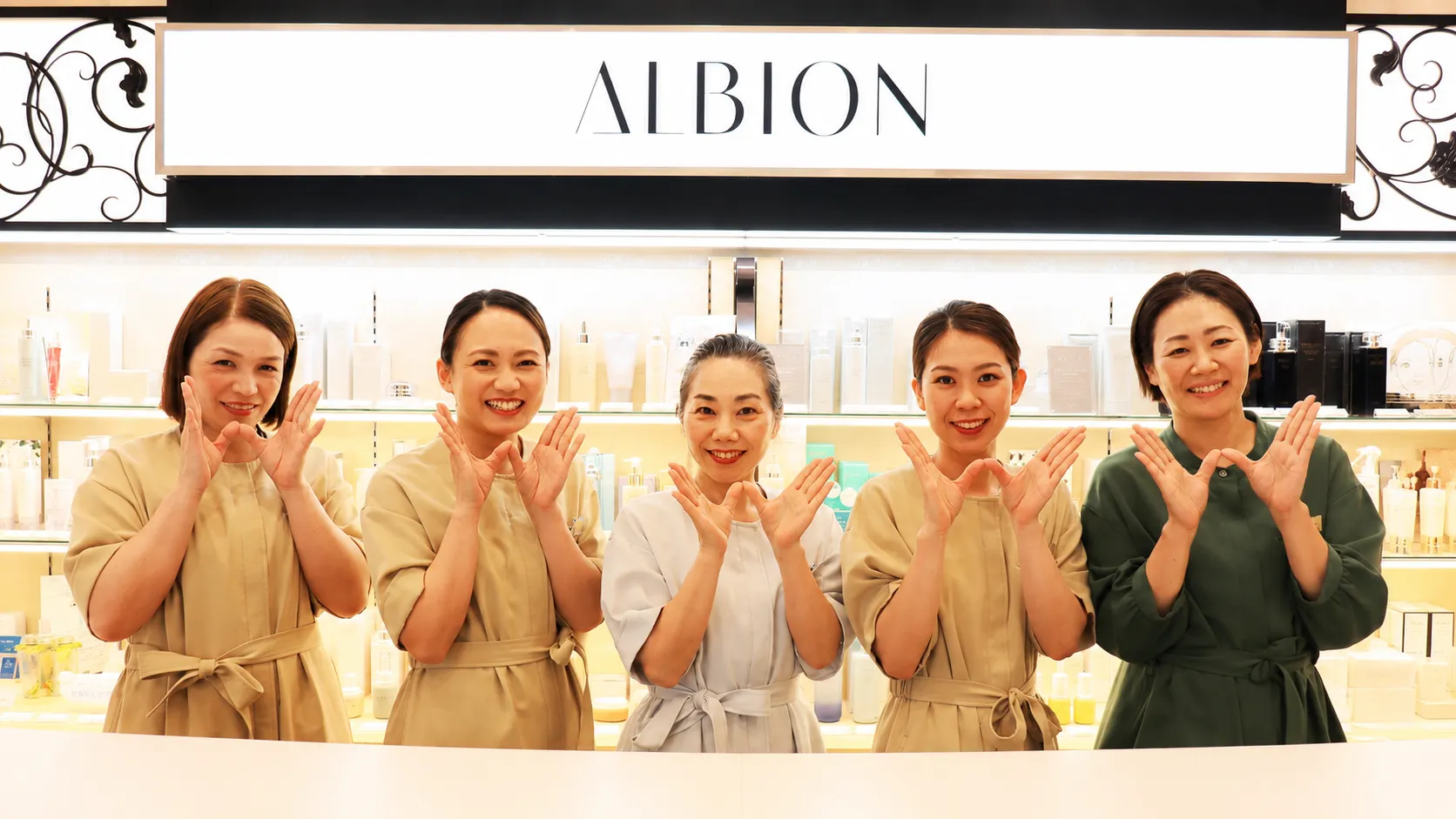 伊万里のわかまつやのアルビオン化粧品売場に並ぶ5名の美容スタッフ