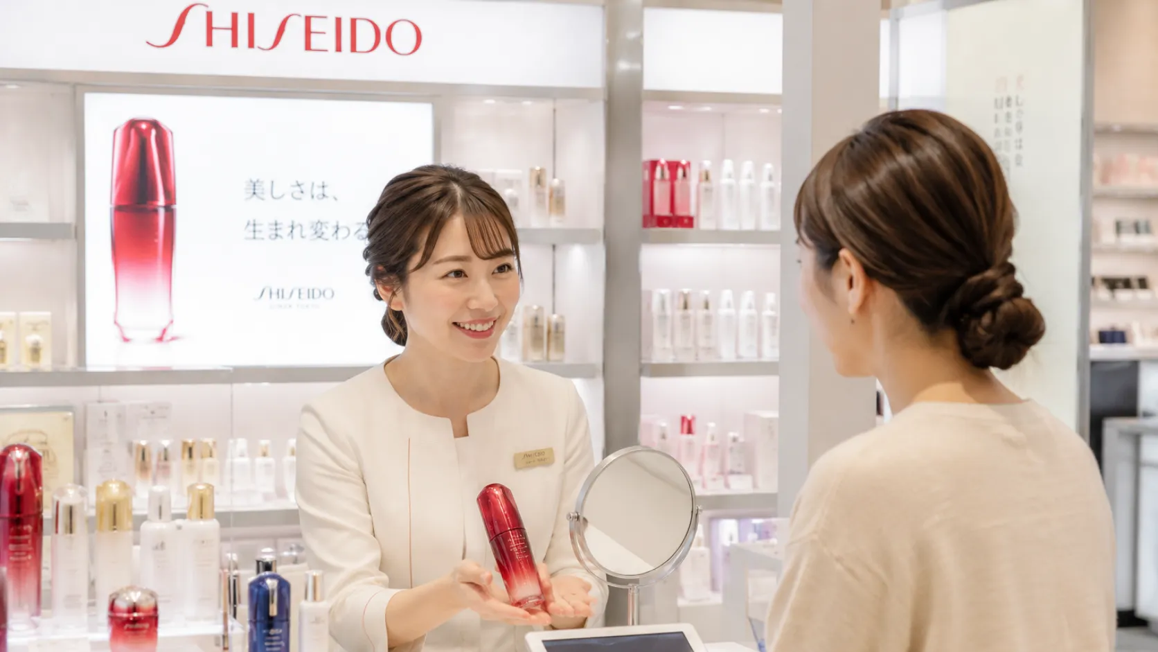 資生堂カウンターで美容スタッフが化粧品を案内するカウンセリングイメージ